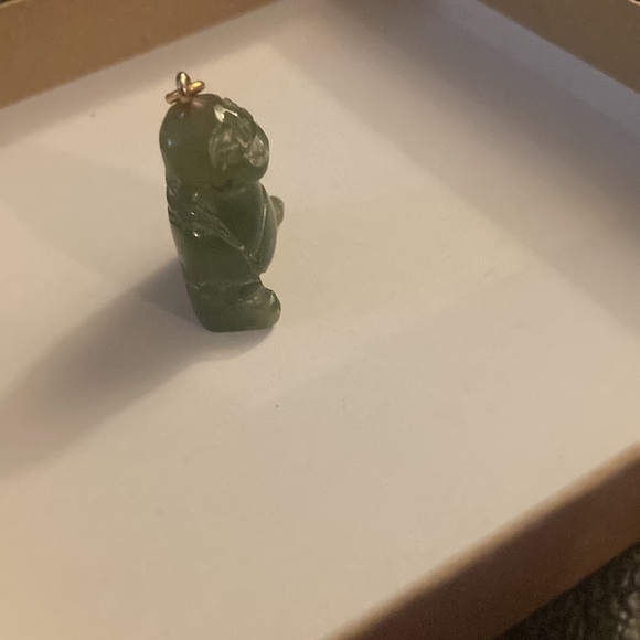 Vintage jade carved Buddha pendant - Picture 3 of 7